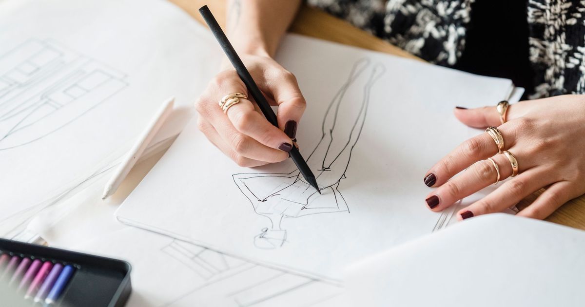 Ontwerper schetst met potlood een ontwerp op papier