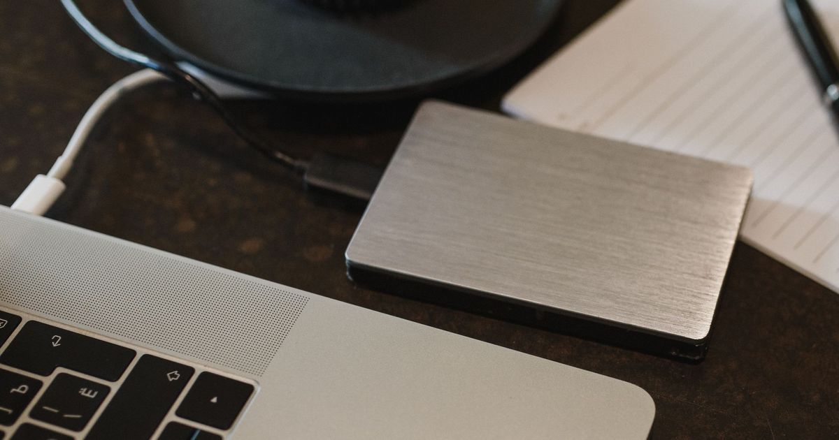 Een externe harde schijf naast een laptop