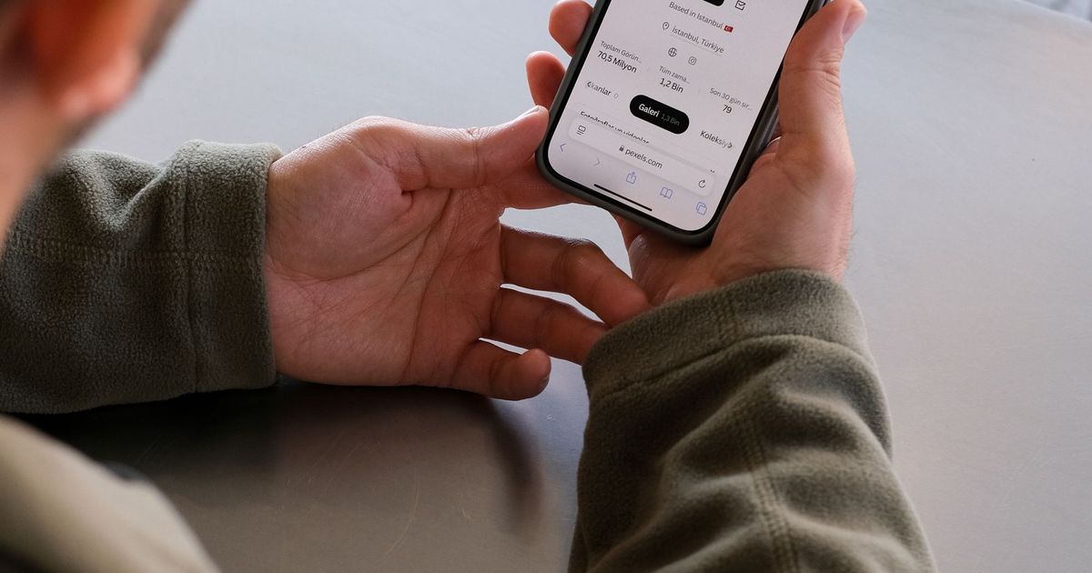Iemand zoekt iets op zijn smartphone