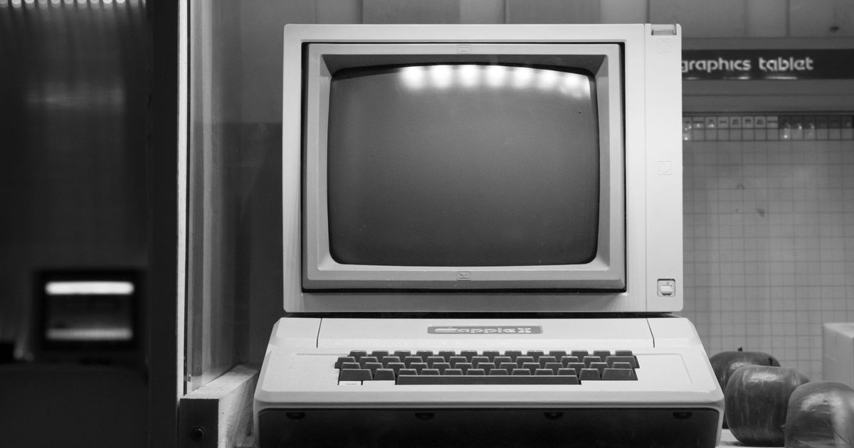 Zwart-witfoto van een oude computer met een bol beeldscherm