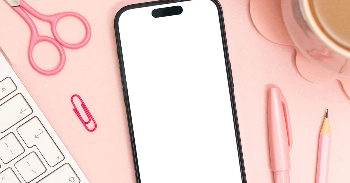 Smartphone met een leeg scherm op een bureau
