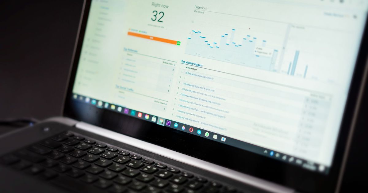 Laptop met een dashboard vol cijfers en grafieken