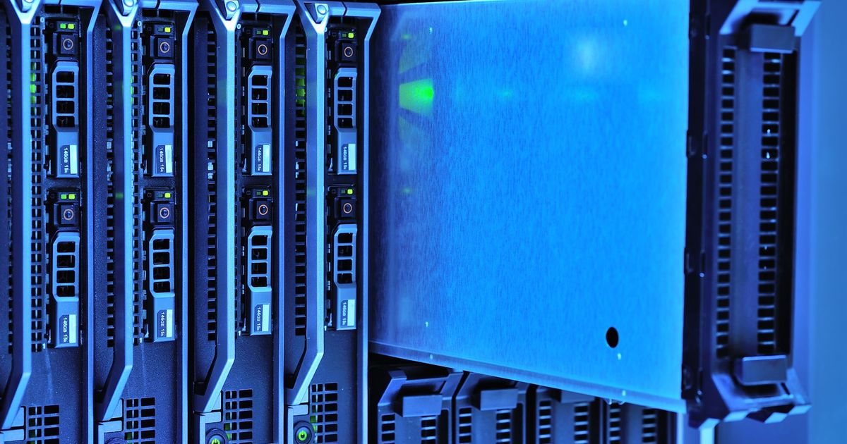 Rij servers in een rack, verlicht in blauw met groene statuslampjes