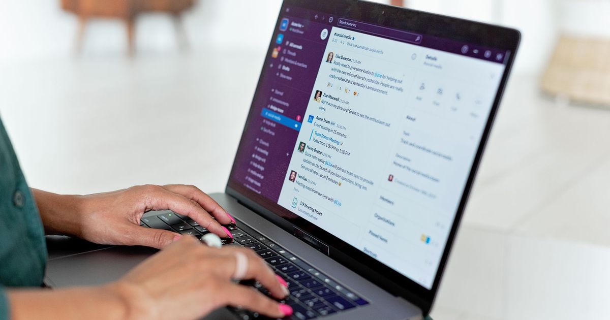 Iemand typt op een laptop met een mailprogramma open