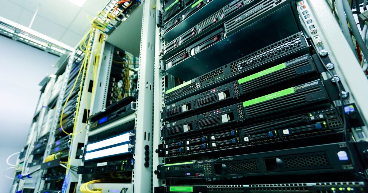 Servers en netwerkapparatuur in een open serverkast