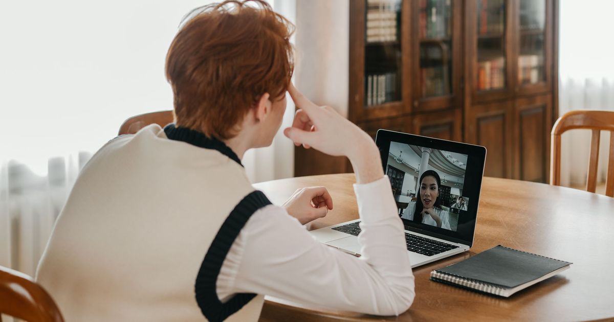 Een man in een videogesprek op zijn laptop