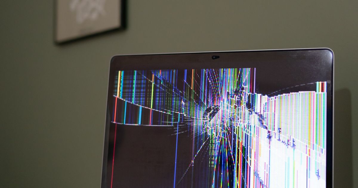 Laptop met een gebarsten scherm op een tafel