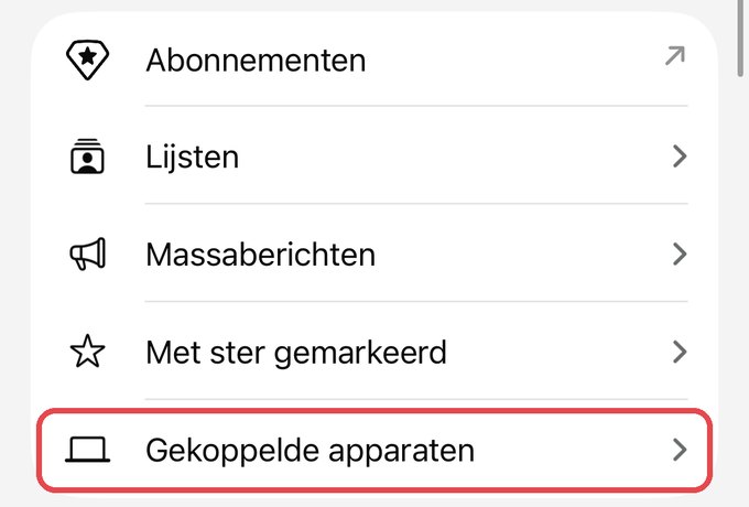 Het menu Jij in WhatsApp op iPhone, met Gekoppelde apparaten aangeduid
