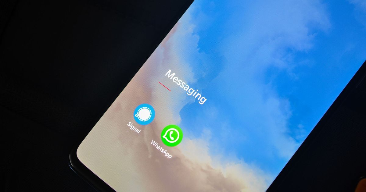 Smartphone met de WhatsApp-app op het scherm